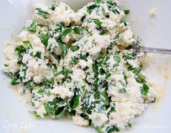 Затем добавляем нарезанную зелень и перемешиваем.