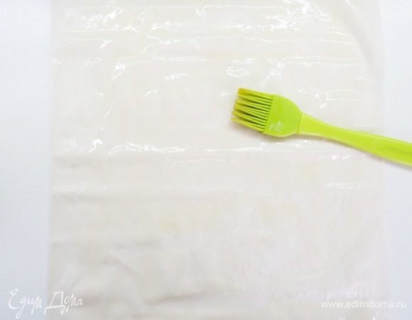 Формируем «гнезда». Берем лист теста фило, кладем узкой стороной к себе и смазываем его оливковым маслом.