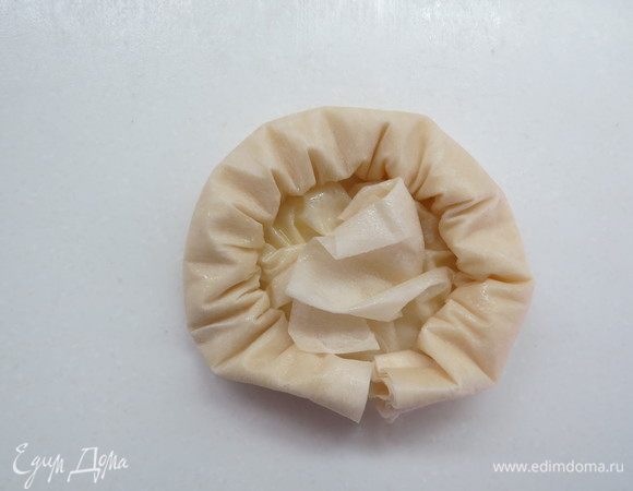 Аккуратно снимаем тесто с палочки, соединяем свободные концы теста, тем самым образуя круглое «гнездышко». Сверху чуть смазываем маслом.