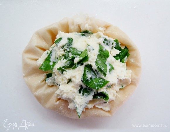 Выкладываем в углубление начинку.