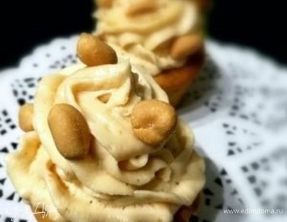 Украсить жареным арахисом. 