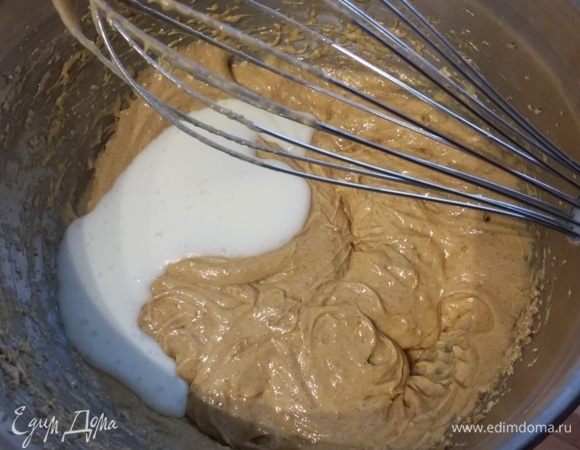 В два приема ввести кефир. 