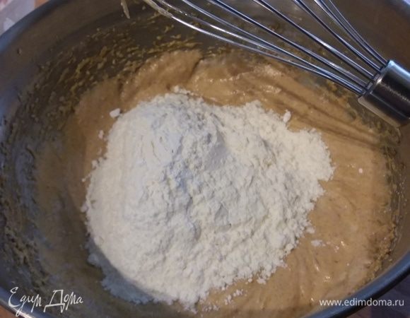 Чередуя с мукой (сначала порцию кефира (взбить), затем муки (взбить) и так два раза). 