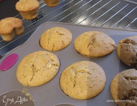 Выпекать в заранее разогретой до 170°С духовке около 20 мин. Тест на сухую палочку подскажет о готовности капкейков. Полностью охладить капкейки на решетке. Я делала 1,5 порции. 