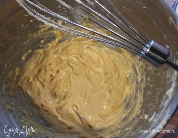 Для крема взбить размягченное сливочное масло с арахисовой пастой. Добавить сахарную пудру и взбить до однородной кремовой консистенции. 