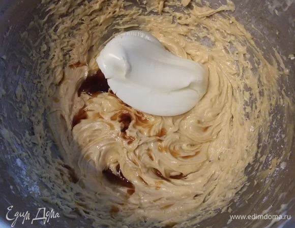 Добавить ванильный экстракт и холодный сливочный сыр (у меня Филадельфия). 