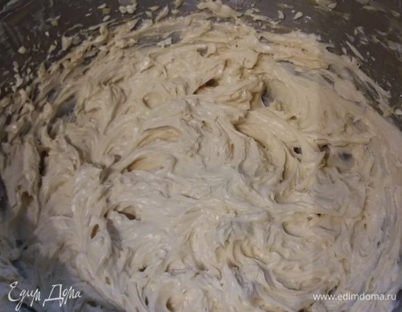 Взбить до однородной кремовой консистенции. Крем переложить в кулинарный мешок. 