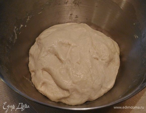 Тесто очень быстро начинает отставать от стенок чаши. Получается мягким, эластичным, не липнет к рукам. 