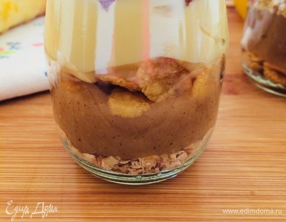 В подходящую посуду выложить слоями: овсянку, пюре, хлопья, крем, сверху посыпать какао и подавать.