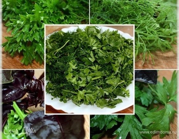 Зелень. Тут  выбор за вами. У меня набор традиционный. Петрушка и укроп в равных долях, кинза меньше раза в два, базилика и вовсе листик-другой. И все мелко порубить.