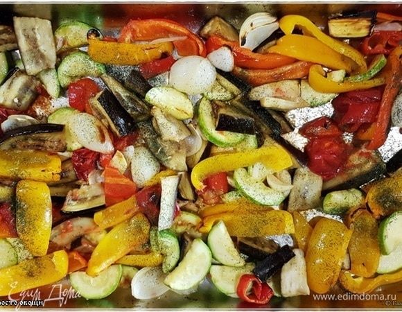 Укладываем овощи в глубокий поддон. Добавляем граммов пятьдесят (можно чуть больше) растительного масла. Мы используем масло из виноградных косточек. Можно оливкового. В общем, желательно брать не особо ароматно-пахучее. 
Посолить надо и можно добавить сушеных травок, если хочется. Особенно, если приготовленная зелень в силу своей зимней сущности ароматов особых не несет. От ароматов травок вреда не будет. Но это чистое личное мнение. Можно и без сушеных травок обойтись вполне. Дело вкуса.
Хорошо, но деликатно перемешать.
