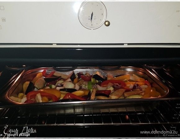 И в духовку. Двести двадцать градусов на пятнадцать минут.