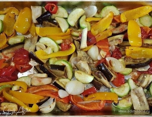 Вынимаем. Аккуратно перемешиваем. И снова в духовку — при той же температуре держим десять минут.