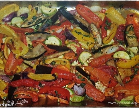 Затем добавить рубленую зелень. Опять же аккуратно перемешиваем и снова отправляем в духовку на минут семь при температуре двести градусов.