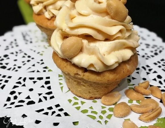 Выложить крем на капкейки.