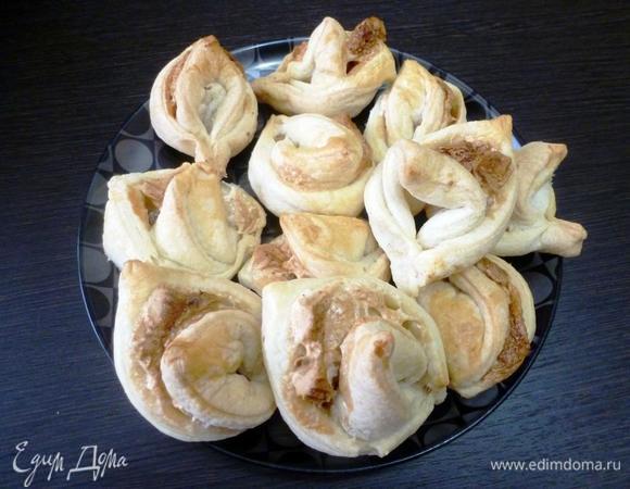 Выкладываем слойки на пергамент, смазываем их кисточкой, смоченной молоком. Отправляем в духовку на 30–40 минут до золотистого цвета. Время зависит от размера слоек и духовки.