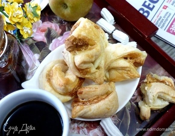 Вкусные слойки на завтрак готовы. 
Приятного аппетита!