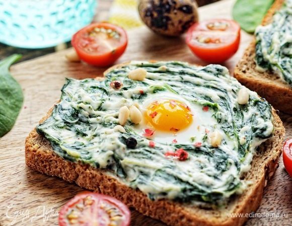 Запекать бутерброды в духовке около 10–15 минут.