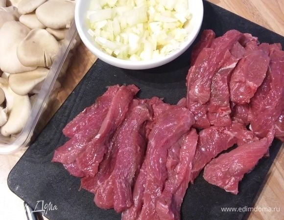 Для супа понадобится мякоть говядины, нарезанная тонкими брусочками-полосками. Лук и чеснок очистить и мелко порубить. 