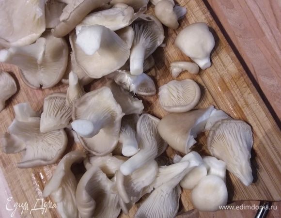 Грибы (у меня вешенки, могут быть любые) нарезать. 