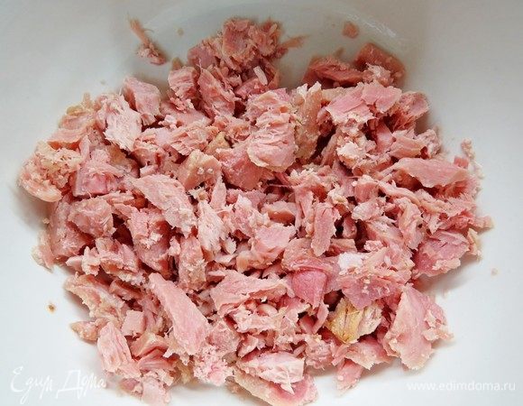 С тунца слить жидкость и размять вилкой.