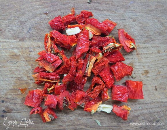Мелко нарезать вяленые помидоры.