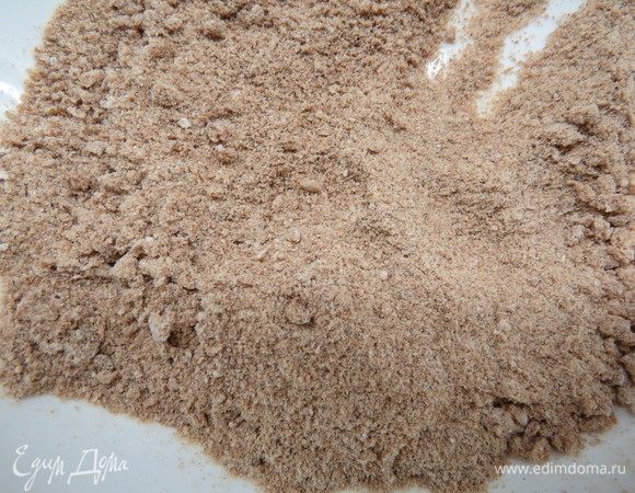 Отруби смолоть в блендере в крошку. Перемешать с мелко натертым пармезаном.