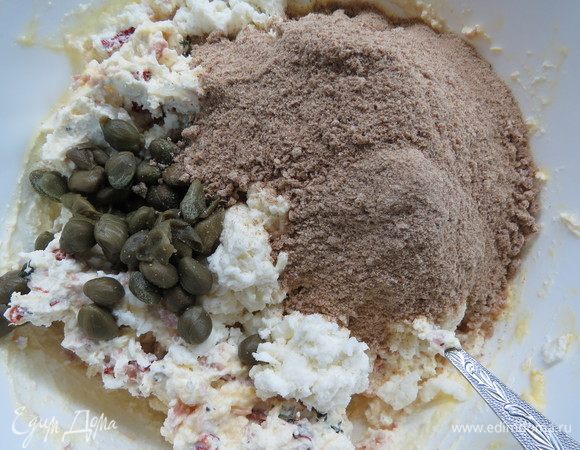 Добавить к творожной смеси отруби с пармезаном, листики тимьяна и каперсы, перемешать.

