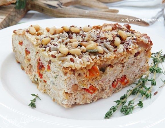 Подавать запеканку нужно слегка теплой или холодной.