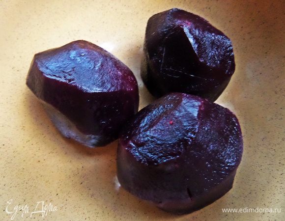 Отварить заранее небольшие свеколки.