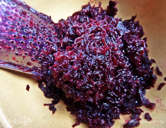 Натереть на мелкой терке.