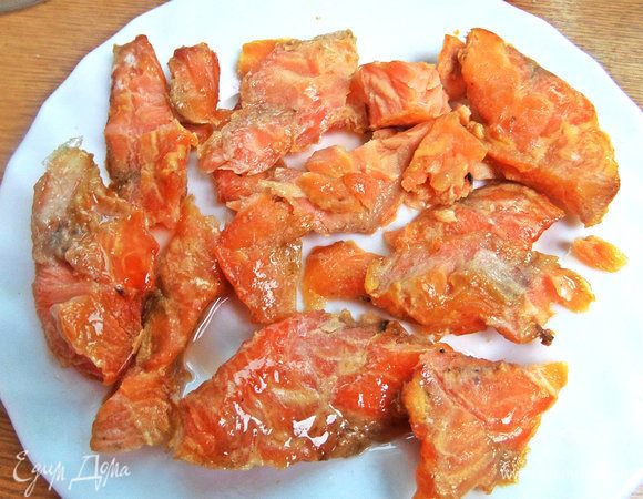 Лосося горячего копчения распотрошить на мелкие кусочки и проверить косточки.