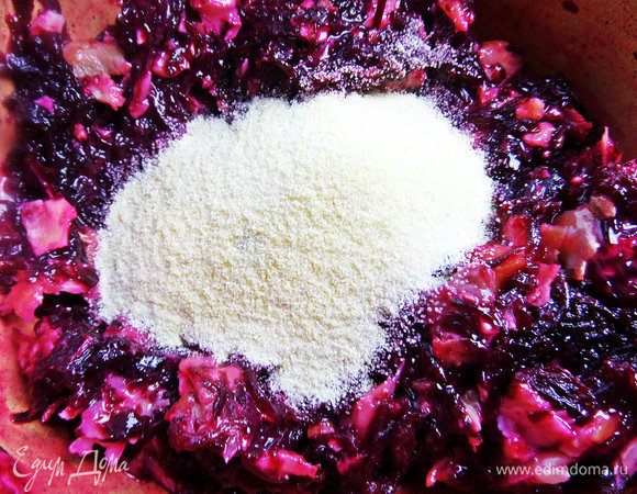 Добавить семолину или манку.