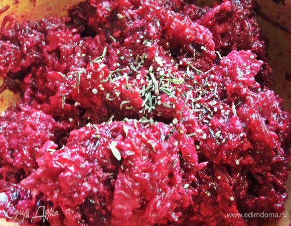 Добавить тимьян и лимонный перец. Дать настояться 5–10 минут.