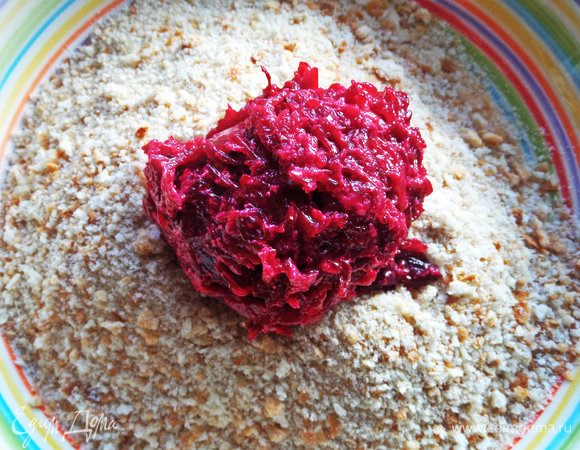 Далее перенести ложку состава в домашнюю сухарную крошку.