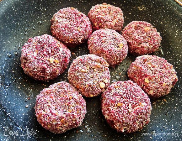 Перенести в разогретую с маслом сковороду.