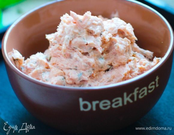 Вес лосося указан в виде филе. Если у вас шкура и косточки, берем с учетом этого. Нарезать лосося как можно мельче, положить в блендер, добавить маскарпоне, сливки, укроп и перец черный молотый по вкусу, взбить. Поставить в холод.