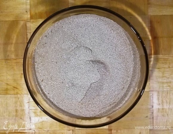 В теплую воду добавить 1 столовую ложку сахара и сухие дрожжи. Оставить подниматься на 10 минут.