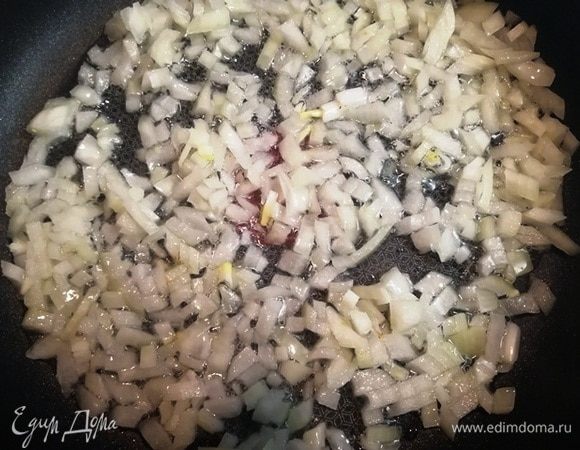 Пока поднимаются дрожжи, нарежьте репчатый лук и обжарьте до мягкости на растительном масле.