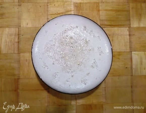 Пока жарился лук, дрожжи хорошо подошли.