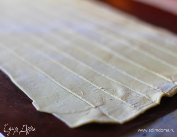 Взбить маленькое яйцо со щепоткой соли, оставить для смазки. Раскатать тесто в длинный пласт, разделать на 12 полосок по 2–3 см шириной (на каждую трубочку мне потребовалось 2 полоски склеить между собой). Конусы для трубочек тщательно смазать сливочным маслом (краешки тоже).