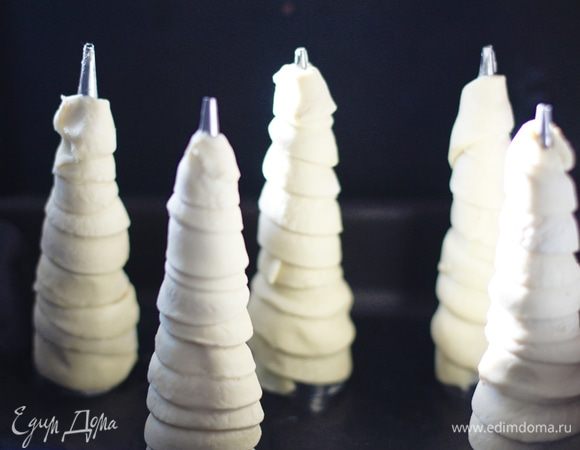 Обернуть конусы спиралями теста, смазать яйцом с солью и поставить, как стожки, на тефлоновый коврик. Выпекать на 180°С (можно с вентилятором) в течение 15–17 минут.