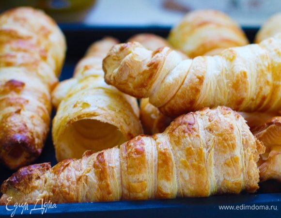 Оставить на столе на 15 минут, остудить. Аккуратно провести ножом по краю и отделить конус.