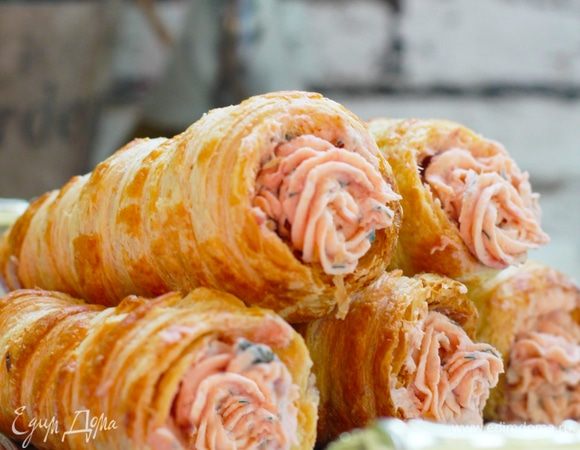 Заполнить кремом кондитерский мешок с насадкой «звездочка» большого размера (недостаточно промолотые кусочки рыбы могут забить насадку) и заполнить трубочки.