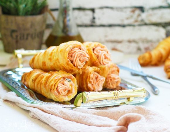 Готовые трубочки охладить и подавать. Все запчасти можно приготовить заранее, поставить на холод и в нужный момент быстро начинить трубочки кремом.