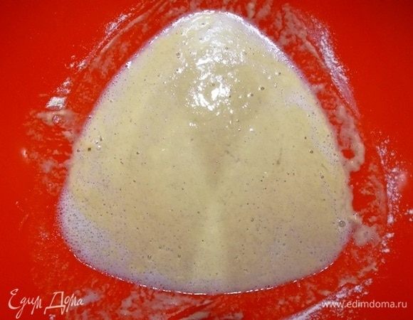 В жидкую основу добавляем кукурузную муку. Перемешиваем.