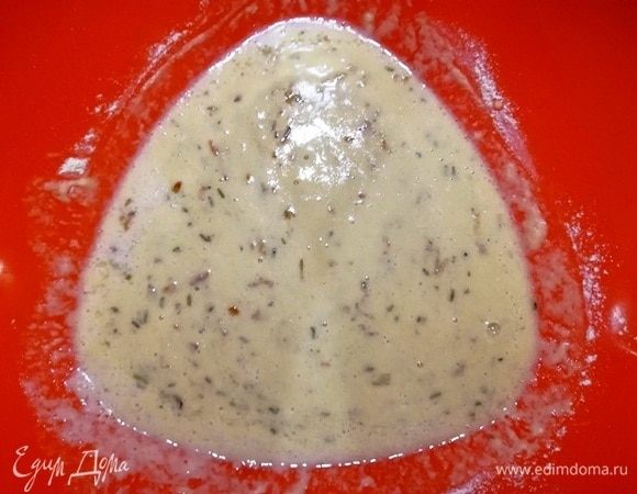 Добавляем жареный лук и еще раз перемешиваем. Добавляем частями пшеничную муку. У вас может уйти чуть большее или чуть меньшее количество.