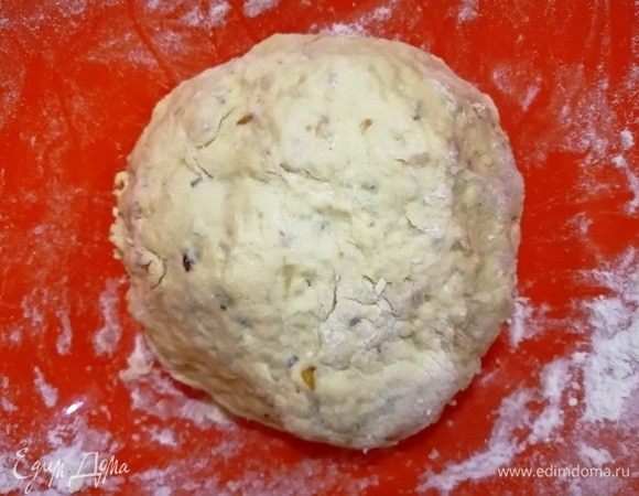 Замешиваем тесто. Оно должно быть очень мягким, слегка липнущим к рукам.