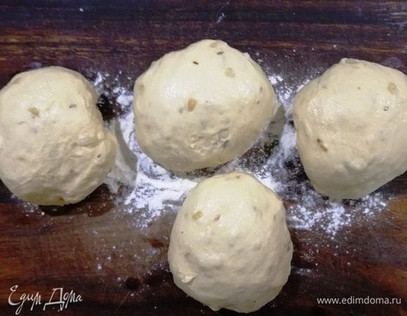 Делим тесто на 4 части.