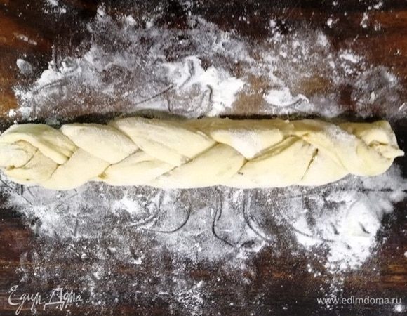 Из каждой части делаем косичку.